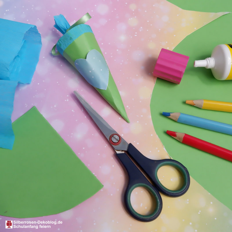 Die Minischultüte als Deko zum Schulanfang feiern und was man dafür braucht. Bunten Karton, Krepppapier, Schere, Buntstifte, Klebstoff.