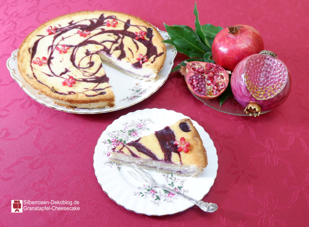 Zum selbst gebackenen Granatapfel-Cheesecake haben wir gedeckt mit romantischem Porzellan und einer Schale, die echte Granatäpfel und Deko-Granatäpfel enthält.