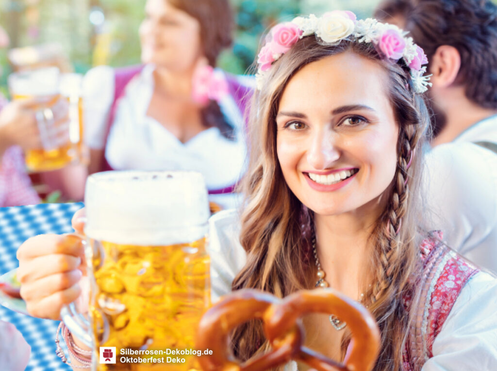 Bild zeigt eine Frau mit Blumenkranz und Dirndl am Oktoberfest.
