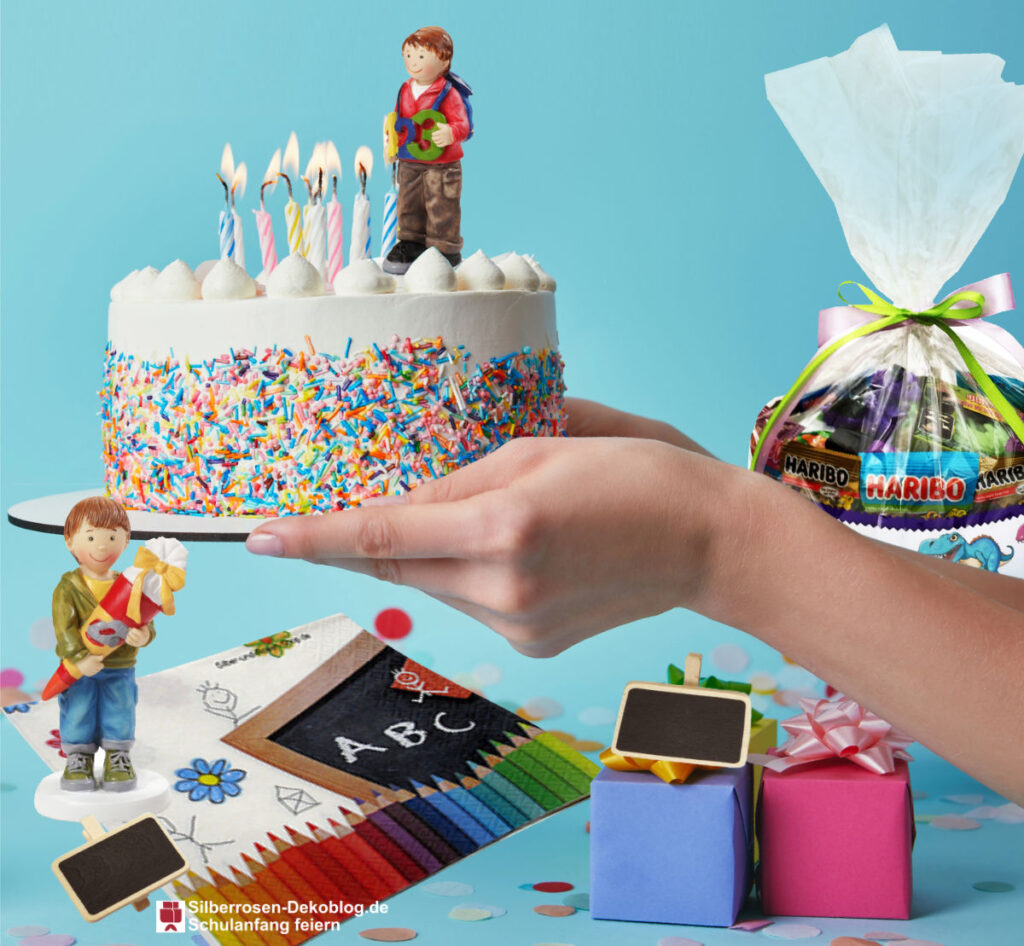 Auf dem Bild sind Dekosachen zum Schulanfang feiern zu sehen. Zum Beispiel Schulkind-Figuren, Mini-Tafeln und eine Serviette zu sehen mit Buntstiften und ABC. Darüber hält jemand eine Torte, die mit bunten Zuckersträusseln und brennenden Kerzen verziert ist und eine Schulkind-Tortenfigur trägt. Im Hintergrund steht ein in Folie verpacktes Süßigkeiten-Geschenk mit Dino-Motiv.