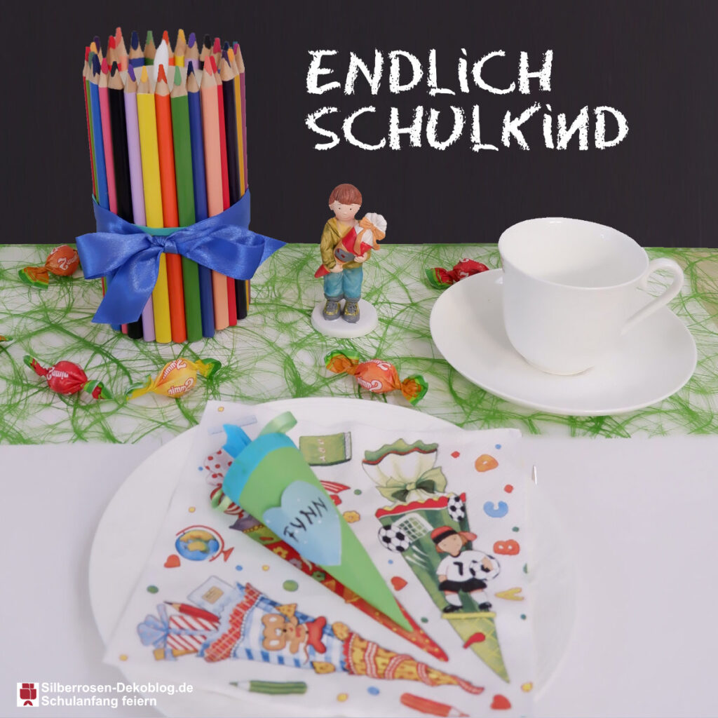 Schulanfang feiert man mit entsprechender Tischdeko. Hier ist es eine LED-Kerze mit Buntstiften und Schleife, Tortenfigur Schuljunge und bunter Einschulungsserviette.