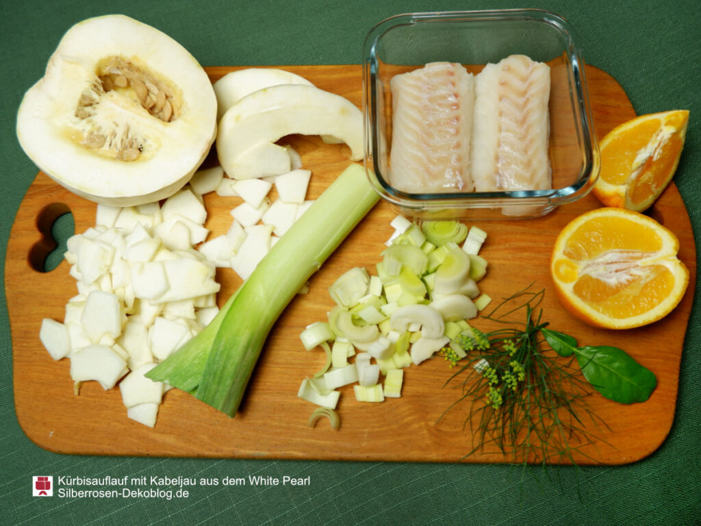 Zutaten für den Kürbisauflauf mit Kabeljau auf einem Brett.
