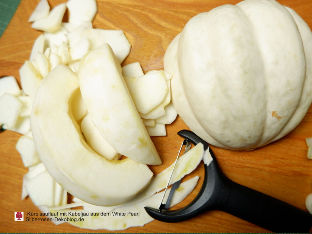 So schneidet man den White Pearl Kürbis.