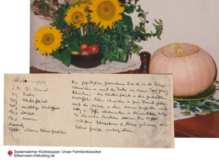 Collage eines alten Rezeptes für Kürbissuppe mit einem Foto, das ein herbstliches Gesteck zeigt und einen Kürbis, der als Terrine dient.