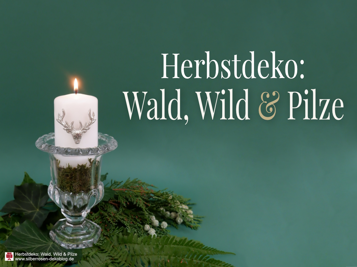Weiße Kerze mit Hirsch-Dekopin im Glas, grüner Hintergrund; Text: Herbstdeko: Wald, Wild & Pilze.