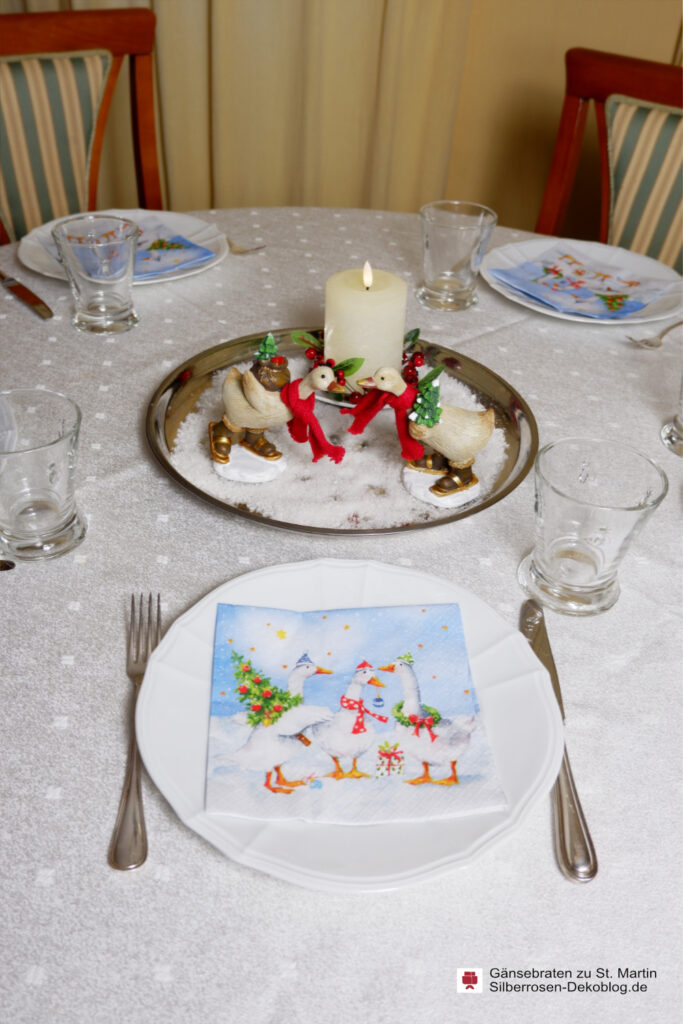 Tischdeko zu St. Martin für Kinder mit lustigen Gänsefiguren und passenden Servietten.