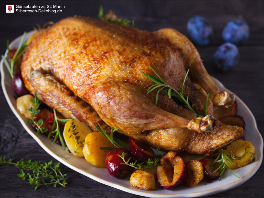 Gebratene Gans auf einer Platte, umlegt mit geschmorten Kartoffeln und geschmorten Pflaumen, garniert mit Zweigen von Rosmarin und Thymian.