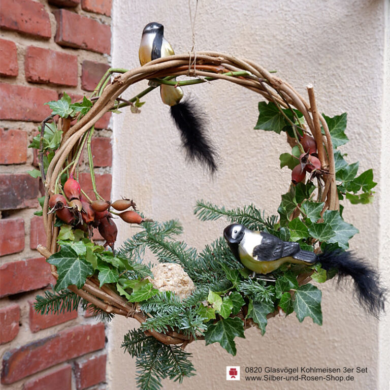 Die Glasvögel mit echten Federschwänzchen sehen auch in der Gartendekoration schön aus.