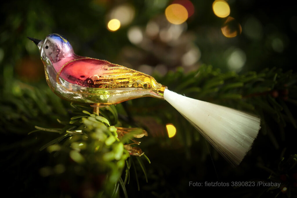 Bunter Glasvogel mit Glasfasern aus Schwanzfedern aus dem traditionellen Christbaumschmuck.