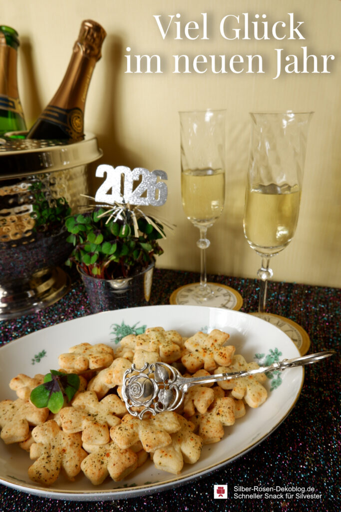 Viel Glück im neuen Jahr mit Sekt und gebackenen Glückskleeblättern.