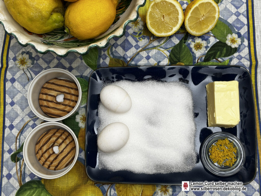 Die Zutaten für das Lemon Curd Rezept dekorativ angerichtet.