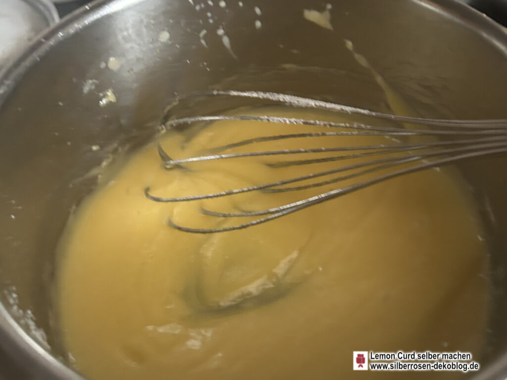 Lemon Curd Rezept: Die Creme muss im Wasserbad gerührt werden bis sie dicklich wird.