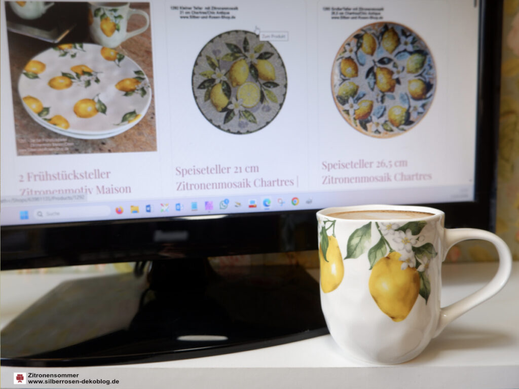Tasse Maison Citron vor Monitor, der weitere Geschirrteile zeigt.