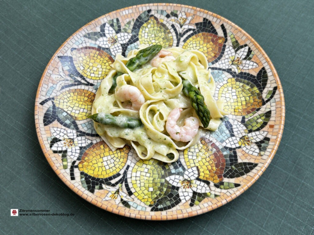 Speiseteller Chartres von Chic Antique mit Bandnudeln und Spargel-Crevetten-Sauce