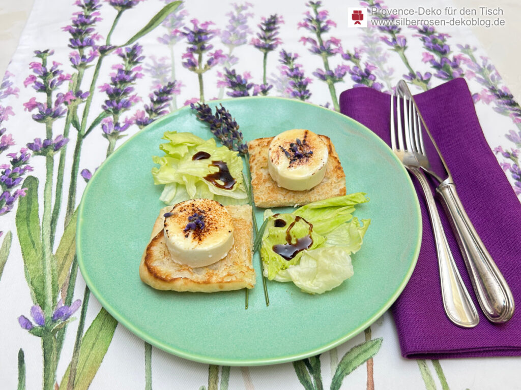 Ziegenkäse auf Lavendeldeko